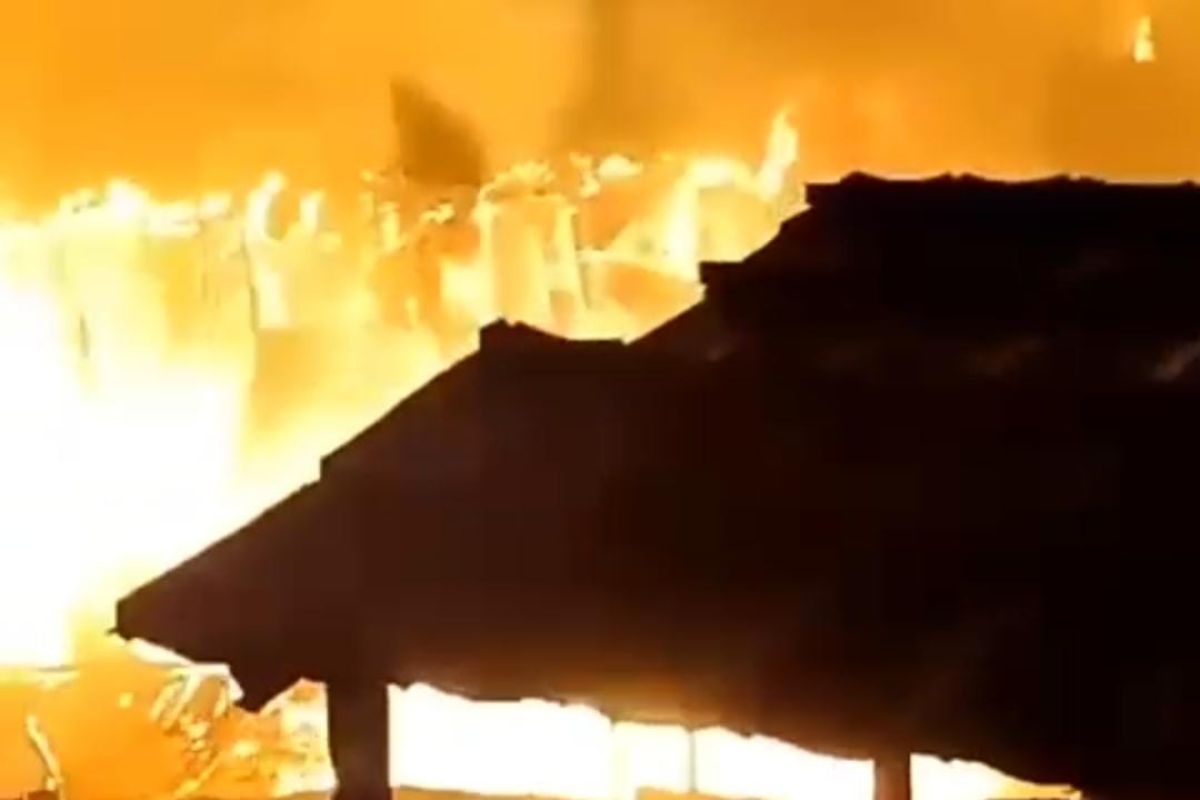 Fire razes four homes in Jambi