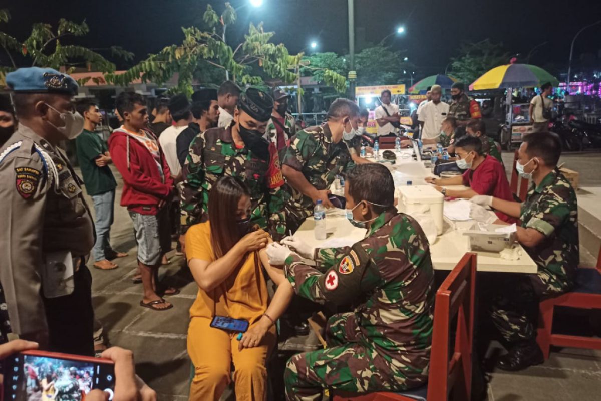 TNI-Polri membuka gerai vaksin "booster" di pasar tradisional malam hari