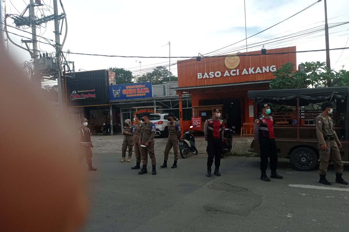 Satgas COVID-19 Lebak bagikan masker di lokasi 