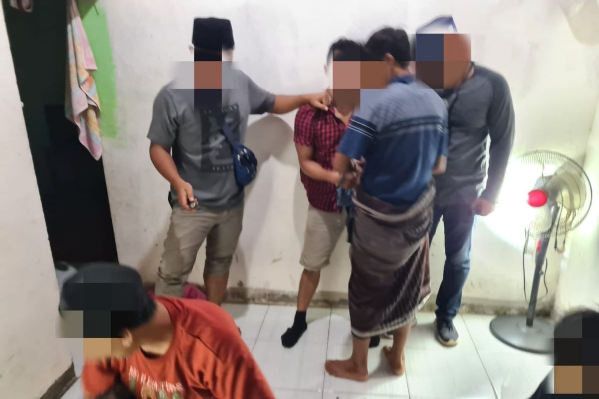 Harusnya tarawih, tiga pria di Lombok Tengah justru asyik main judi domino