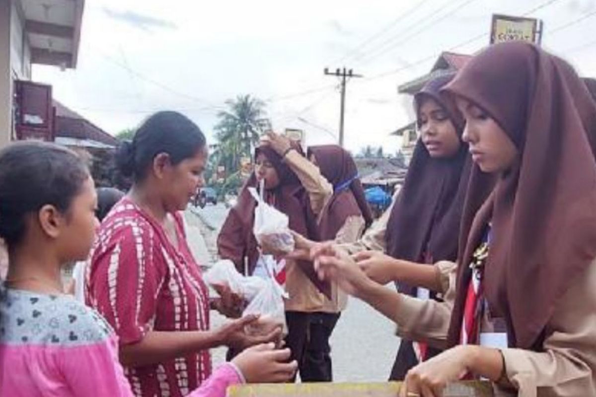 Pramuka Palas bagi - bagi takjil kepada masyarakat dan pengguna jalan