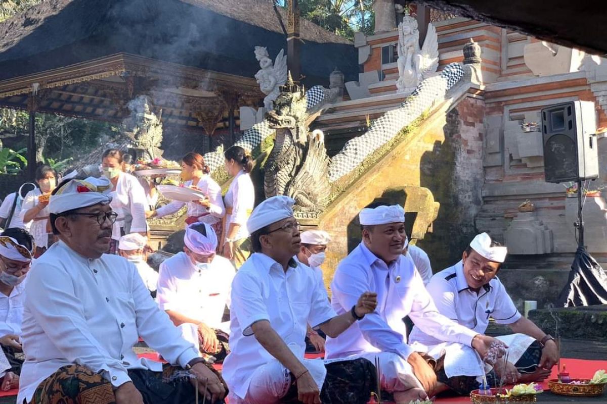 Gubernur-Wagub Bali peringati Tumpek Landep di Gianyar