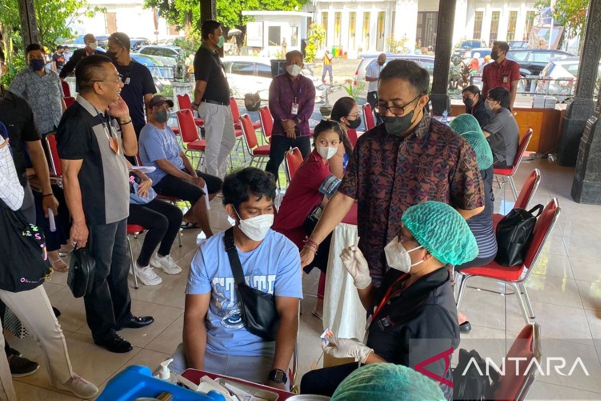 Pemkot Denpasar kerja sama KAI Bali adakan vaksinasi massal