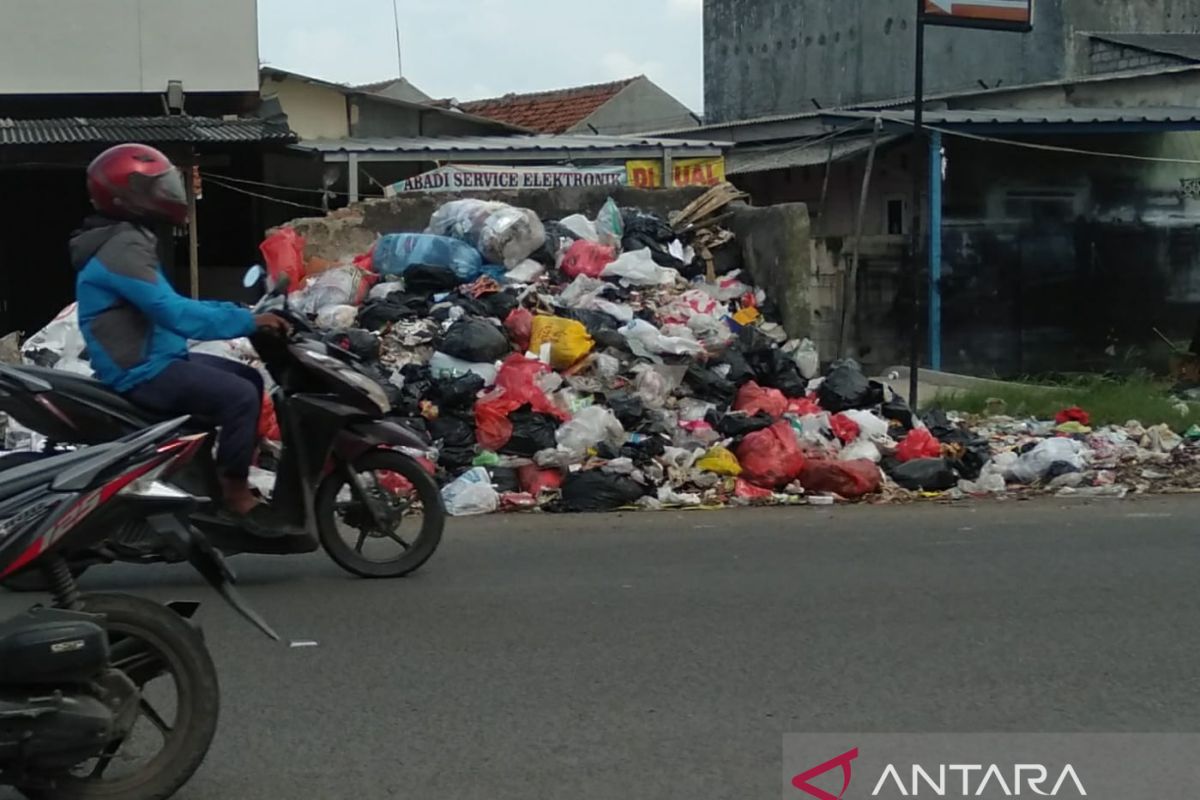 Lama tidak diangkut, sejumlah TPS sampah di Karawang menumpuk hingga 'meluber' ke jalan