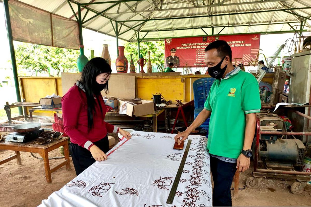 Produk kerajinan karya Warga Binaan Lapas Muara Enim diminati konsumen