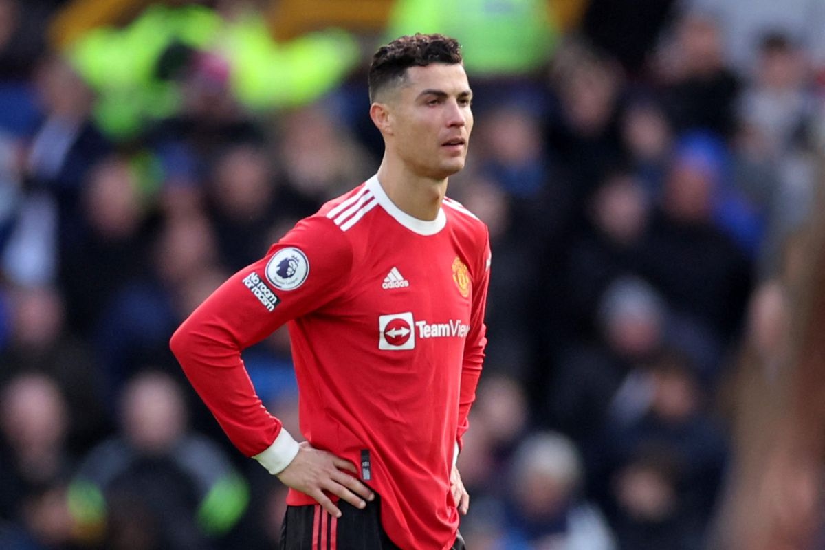 Ronaldo minta maaf telah jatuhkan ponsel suporter saat MU kalah dari Everto