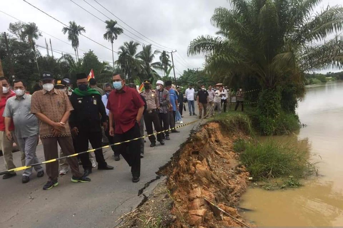 Tebing runtuh jalur lintas Inhu - Inhil dapat perhatian khusus