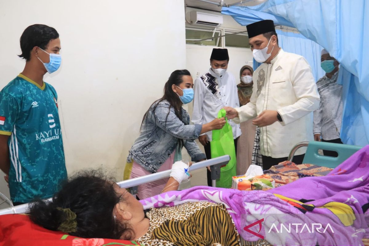 Wali Kota serahkan paket bantuan pasien RSD Idaman