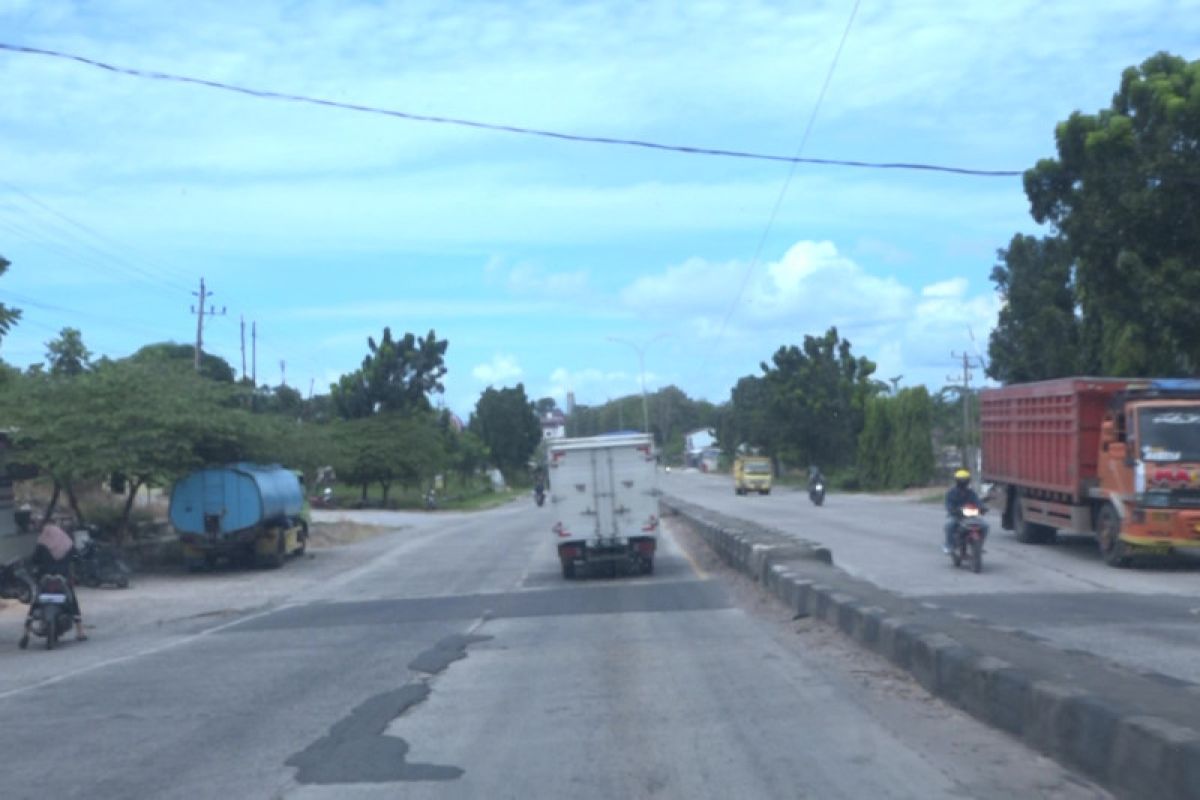 Pengendara harus waspada melintasi  jalinsum karena banyak lubang dan gelombang