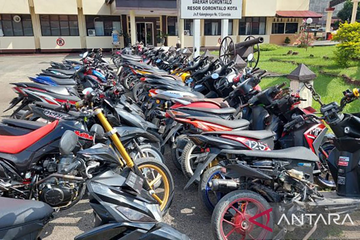 Puluhan motor balap diisita