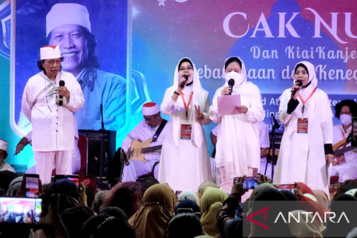 Puan ikut bersenandung lagu daerah di acara Sinau Bareng Cak Nun