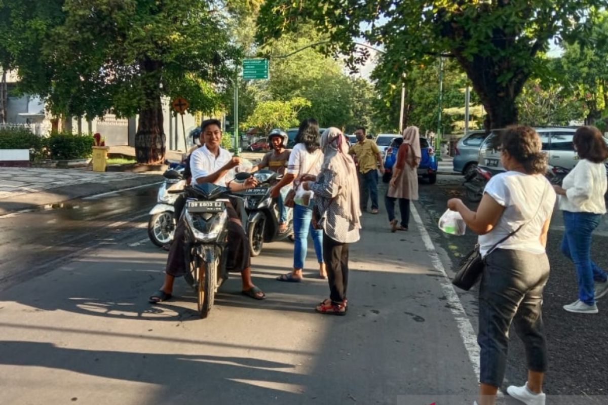 Umat Kristen di Mataram membagikan takjil buka puasa