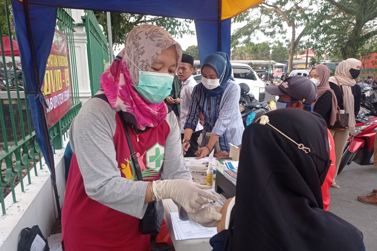 Dinkes Kabupaten Lebak layani vaksinasi COVID-19 di depan Masjid Al Araf