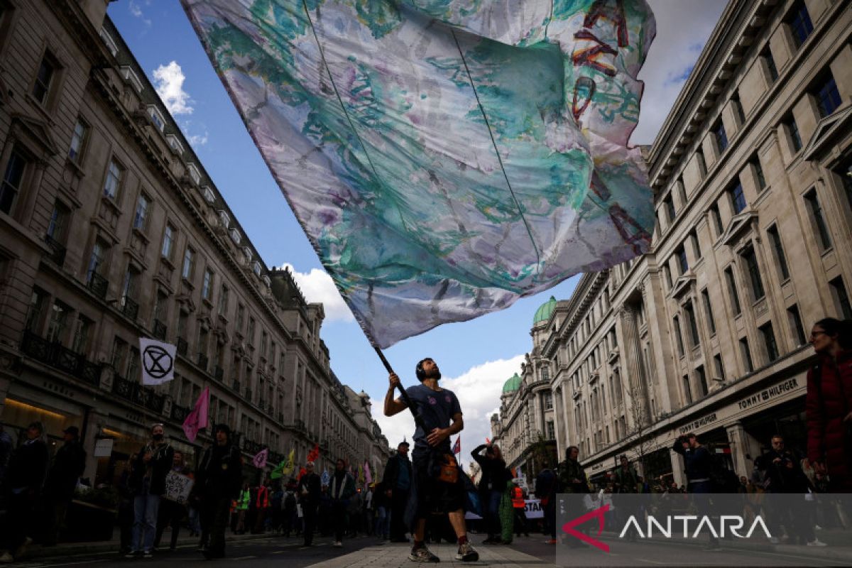Aktivis iklim blokir lapangan pusat kota Paris protes program capres