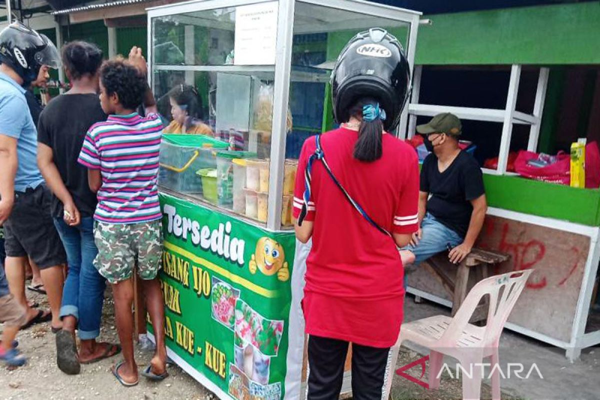 Es pisang ijo dan kue Barongko menu buka puasa diminati warga Biak