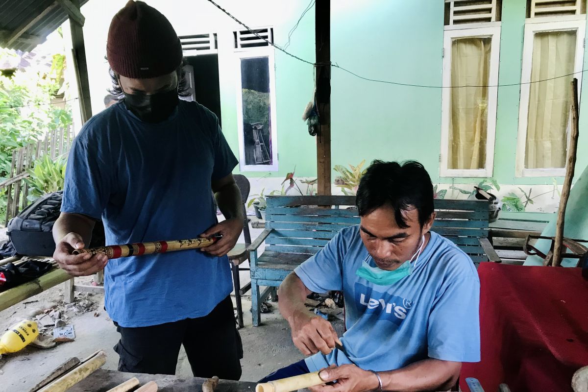 Dari hobi bermain alat musik tiup khas Minang  Ade kini  dirikan Galeri Tuo