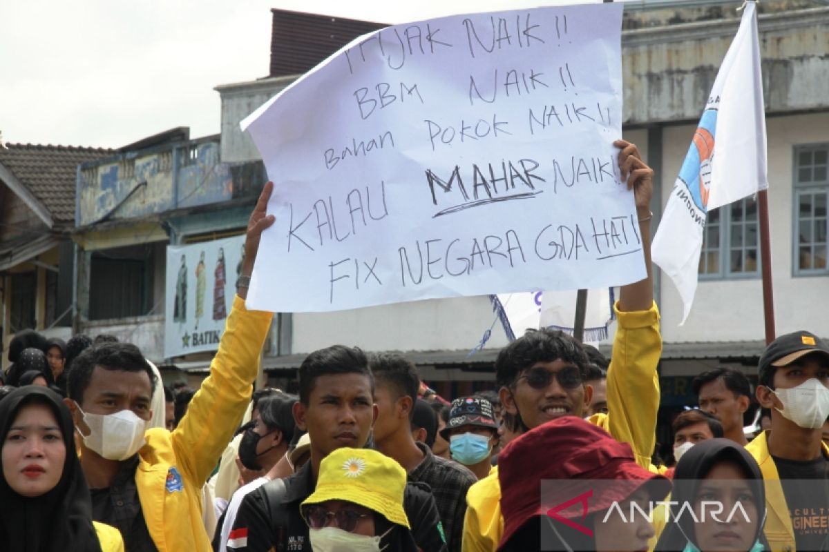 Ratusan mahasiswa Aceh Barat demo tuntut harga BBM dan sembako murah