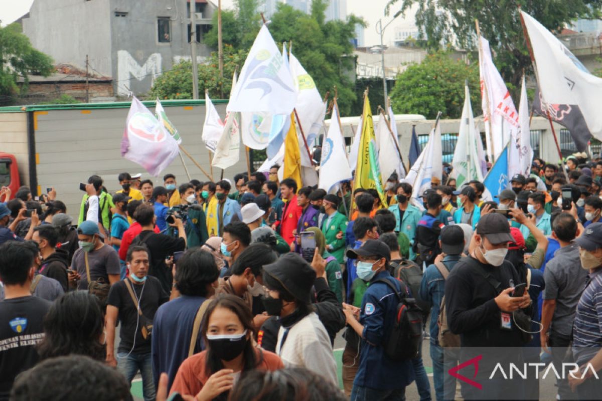 Polisi tangkap dua orang pembawa senjata tajam di depan DPR