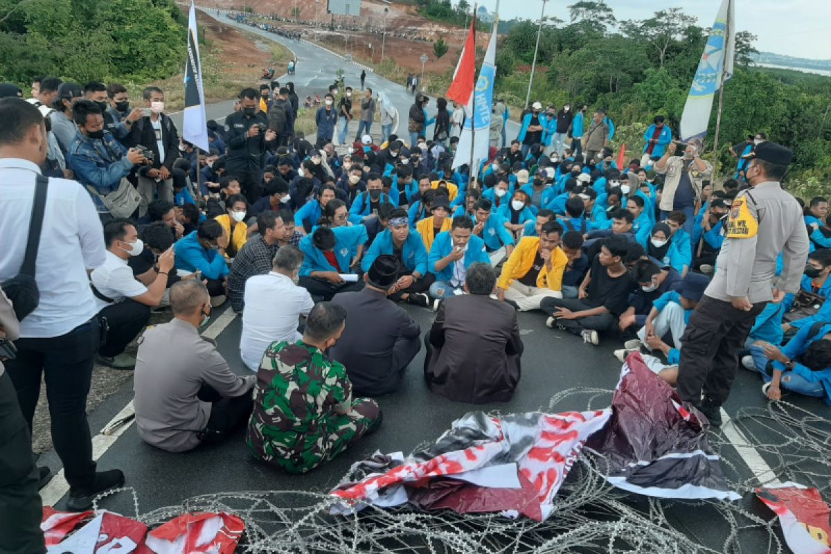 Anggota DPRD Kepri dan mahasiswa duduk lesehan di aspal sambil dialog