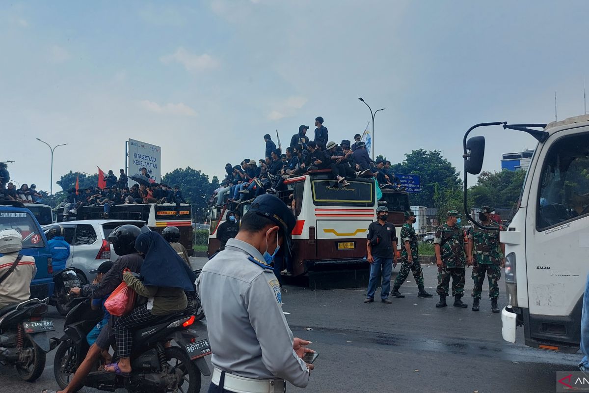 Demo mahasiswa, Gerbang Tol Gedong Ciracas diblokade massa