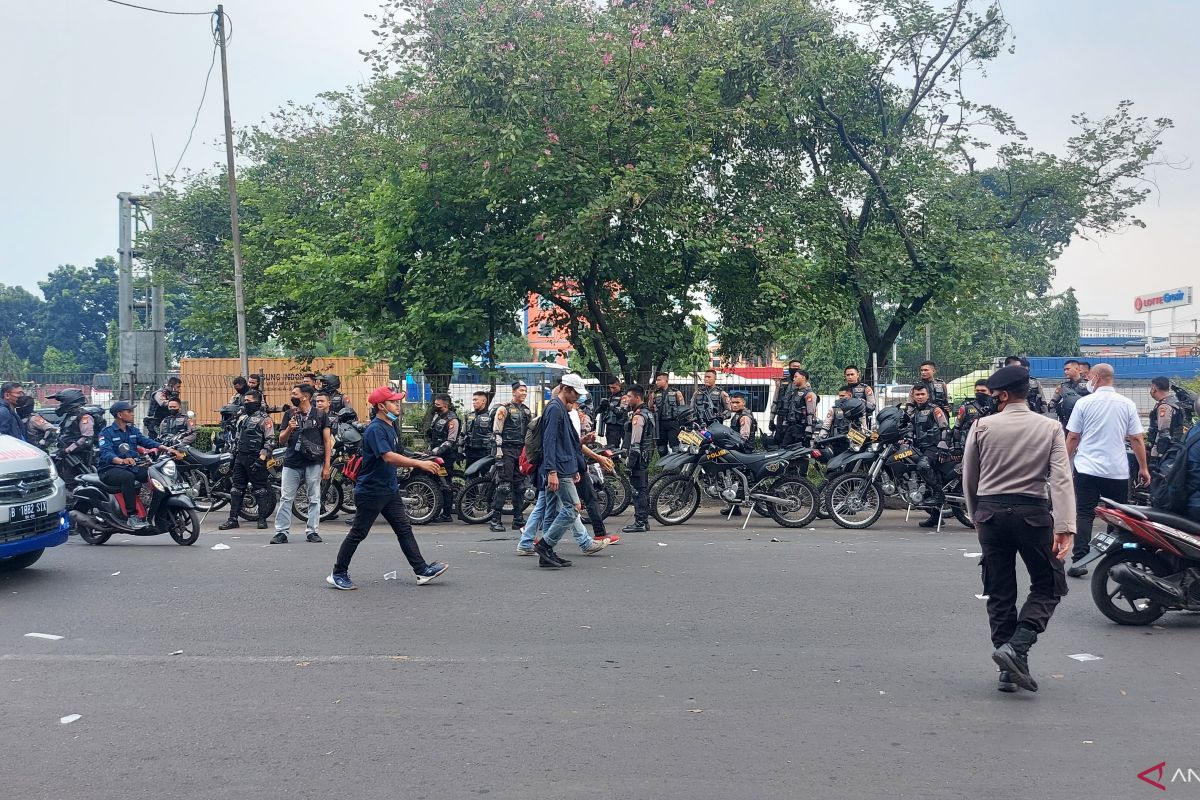 Aparat kawal ratusan mahasiswa dari Gerbang Tol Gedong ke DPR
