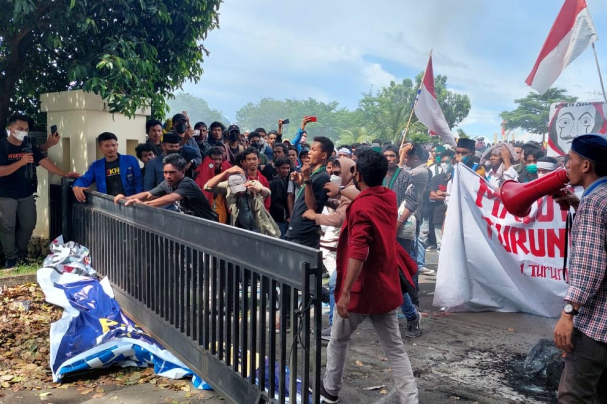 Aksi mahasiswa di Ternate berujung ricuh, tolak kehadiran Sekretaris Kota Jusuf Sunya