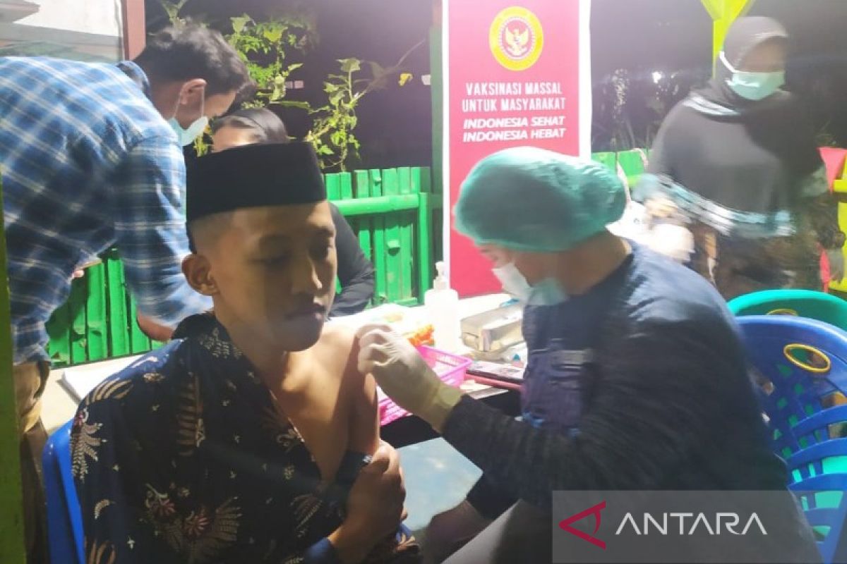 Binda Sumut vaksinasi warga usai salat tarawih di Masjid Syuhada Tarutung