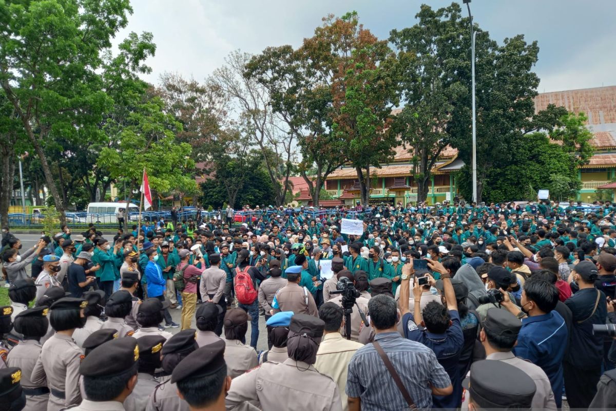 Aksi 11 April, Ribuan mahasiswa "kepung" DPRD Riau