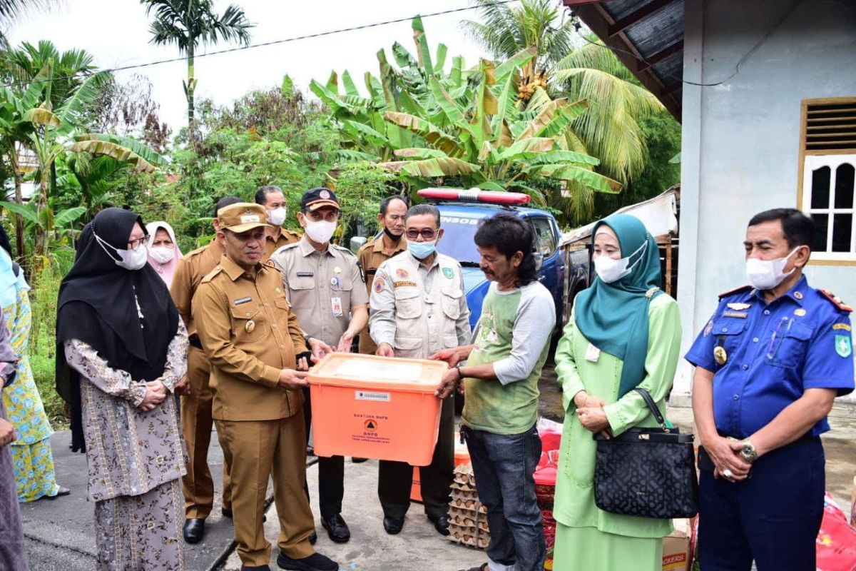 Wabup Bengkalis serahkan bantuan kepada korban kebakaran