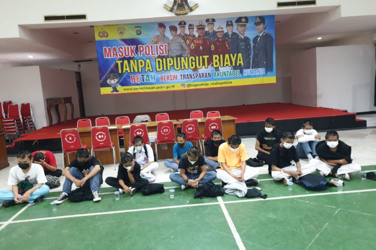 Polrestro Jaktim tangkap puluhan remaja ikut demo mahasiswa di DPR