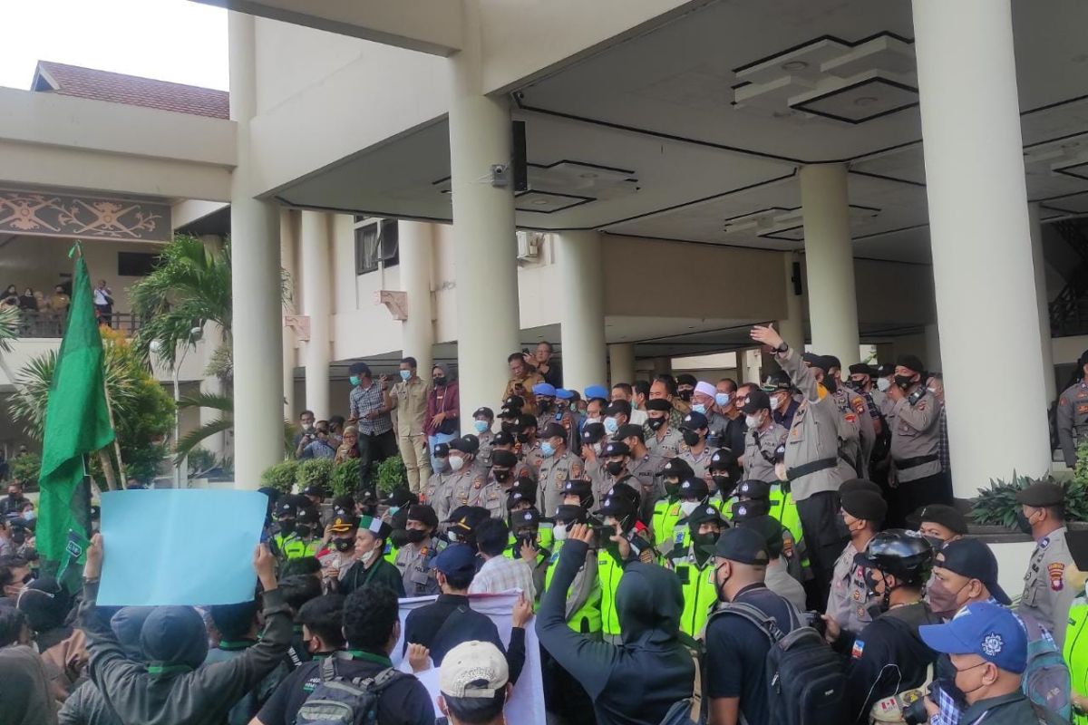 Ratusan mahasiswa unjuk rasa terkait penundaan Pemilu