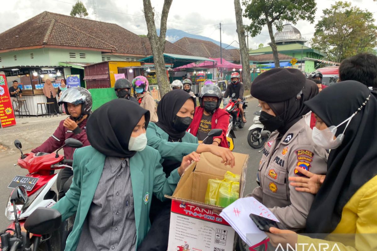 Polisi Bukittinggi bagikan Takjil kepada mahasiswa demo