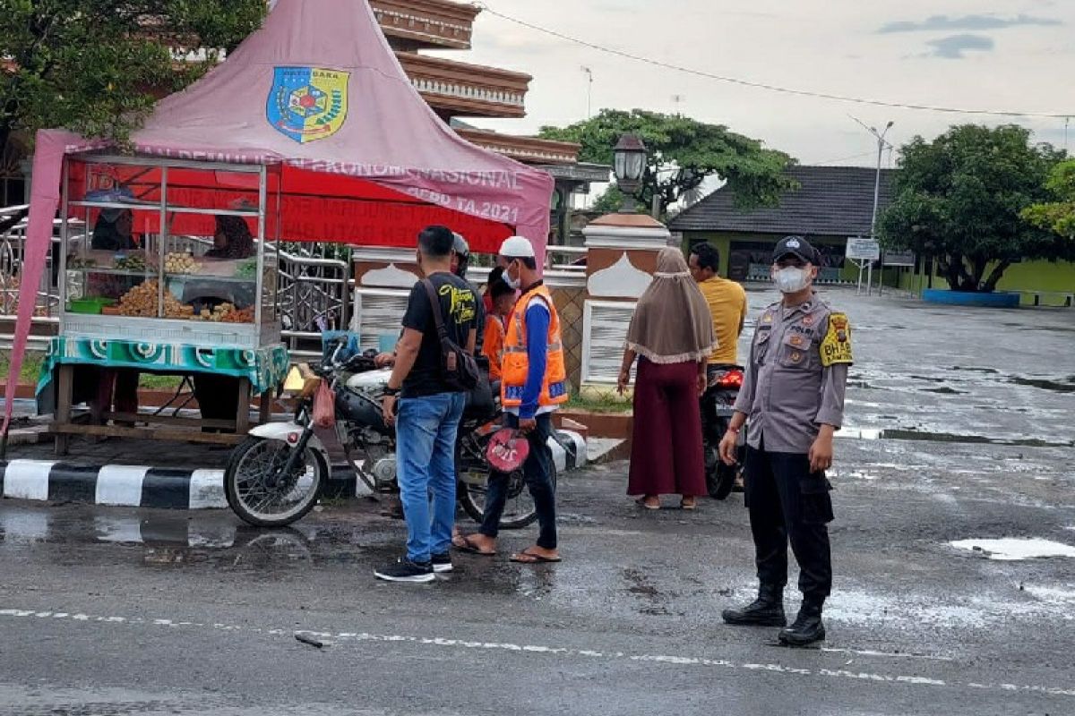 Polsek Limapuluh rutin lakukan pengamanan pasar tumpah Ramadhan