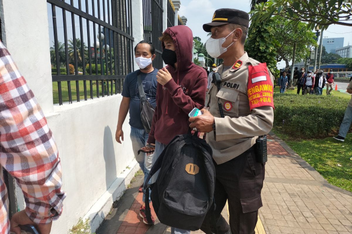 Polisi tangkap pemuda berseragam SMA di gedung DPR