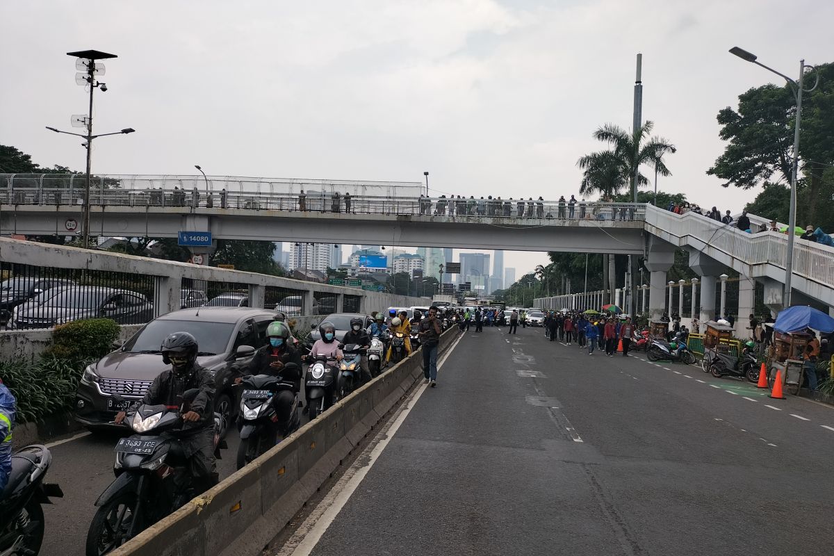 Jalan Gatot Subroto depan gedung DPR ditutup karena aksi demo