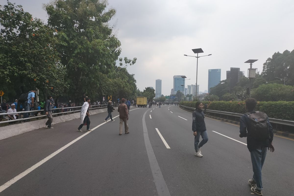 Akses Tol Dalam Kota yang melintasi kawasan DPR ditutup