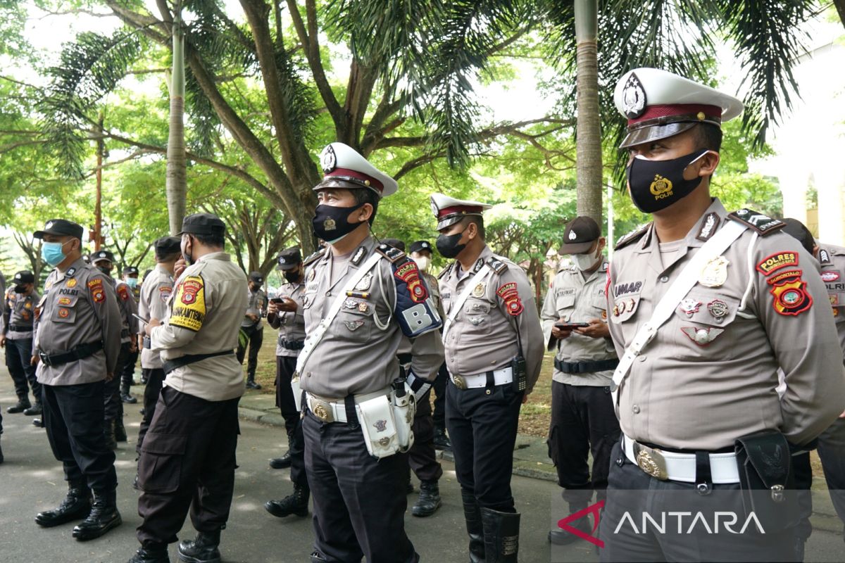 Tim pengamanan gabungan siaga di Kantor Gubernur Gorontalo karena rencana unjuk rasa