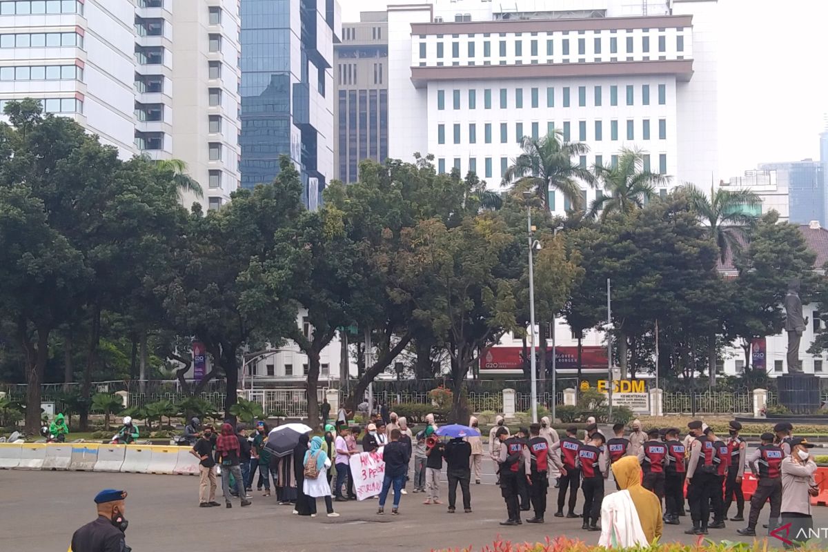 Gerimis bubarkan demo mahasiswa di Monas