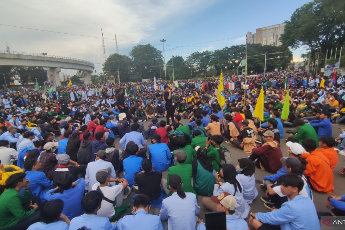 Polisi kumandangkan shalawat redam demonstrasi di Palembang