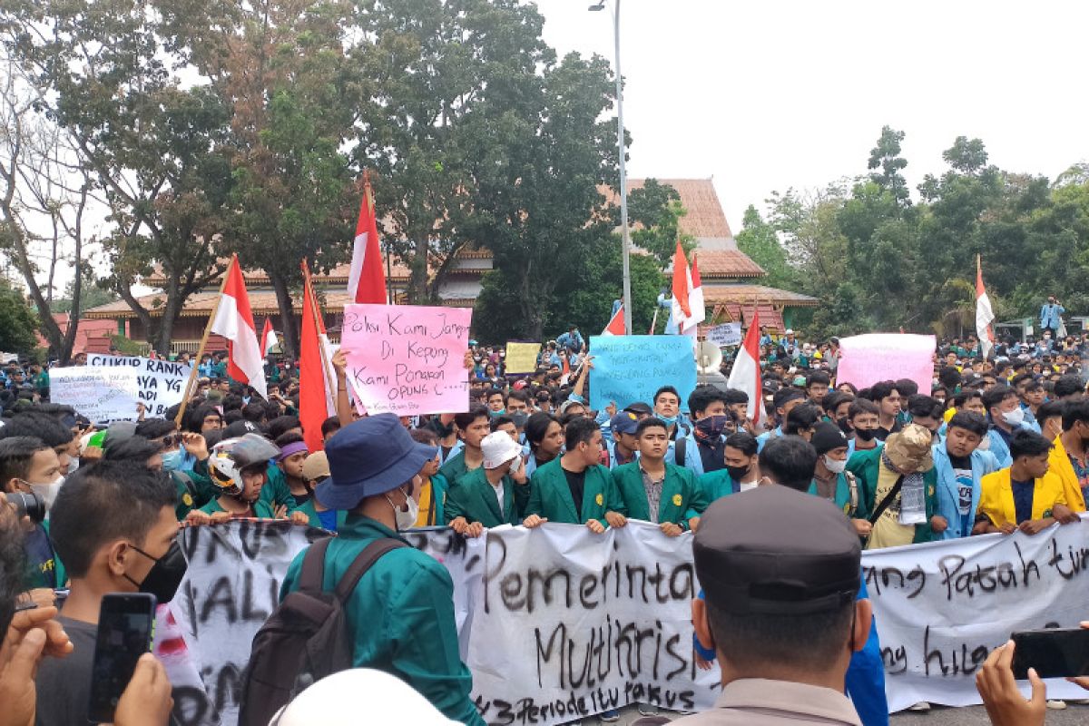 Unjuk rasa ribuan mahasiswa di Pekanbaru disusupi ojek online dan ibu rumah tangga