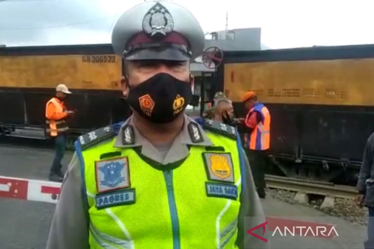 Kereta api anjlok di perlintasan Kadungora Jalan Raya Bandung-Garut