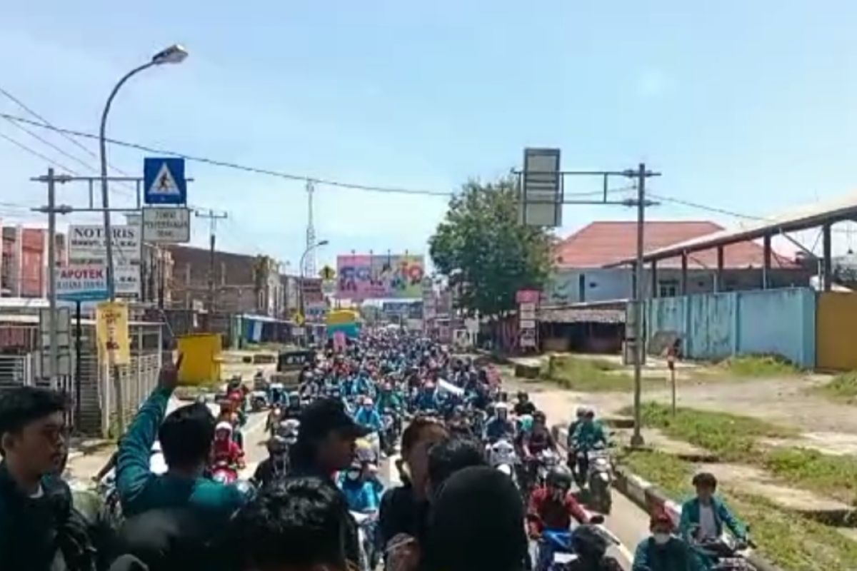 Demo ratusan mahasiswa Mamuju berjalan damai