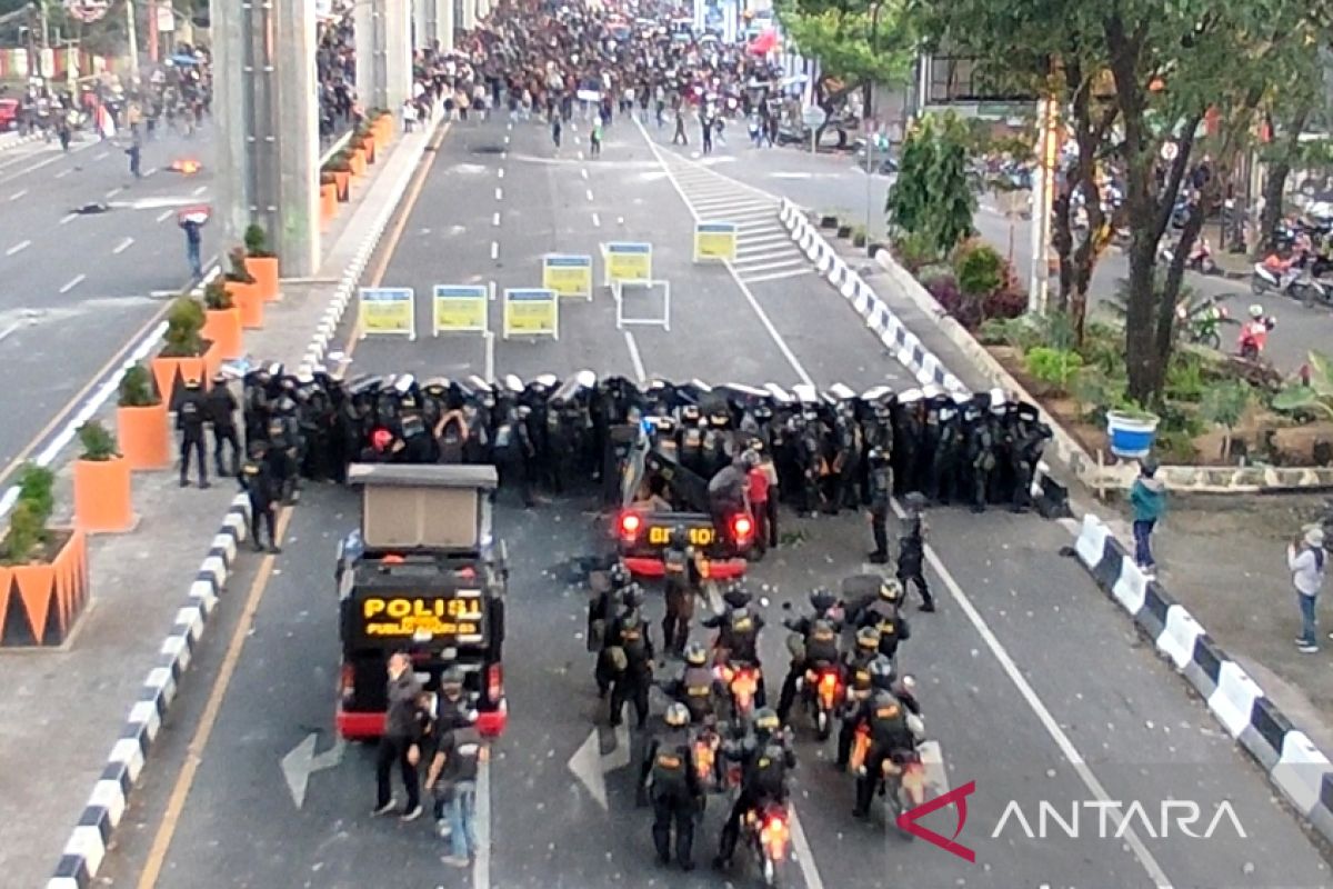 Demo mahasiswa di Makassar diwarnai bentrokan dengan aparat keamanan
