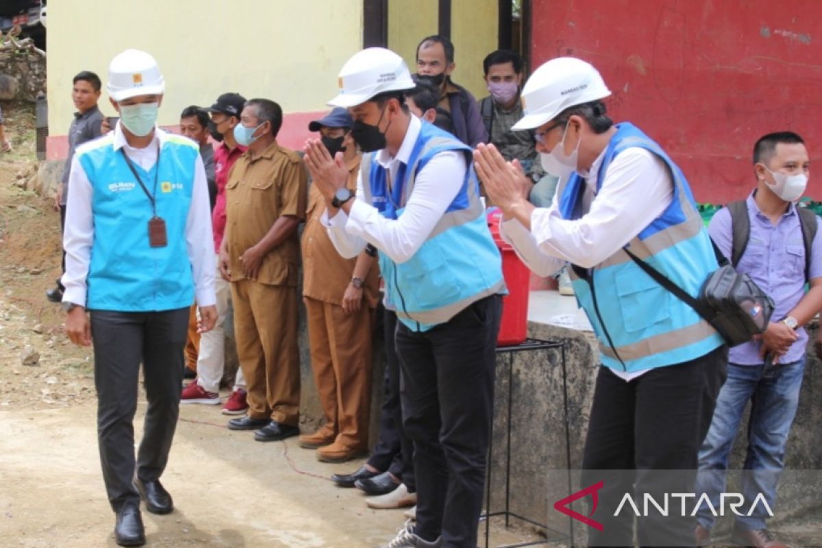 PLN pasang jaringan listrik di wilayah pegunungan Meratus