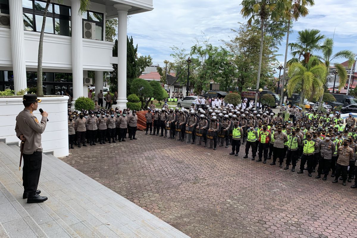 Seribu mahasiswa dari enam perguruan tinggi ikuti aksi unjuk rasa di DPRD Sumbar (Video)