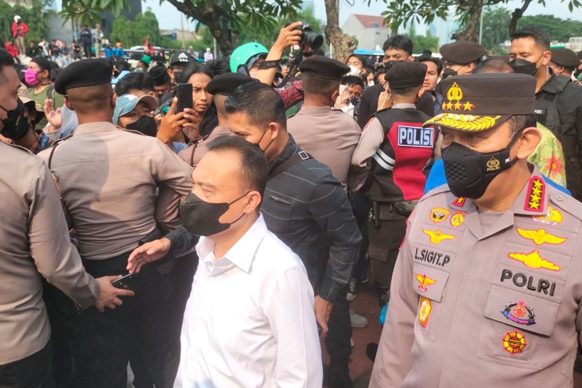 Wakil Ketua DPR dan Kapolri menemui mahasiswa yang berdemo