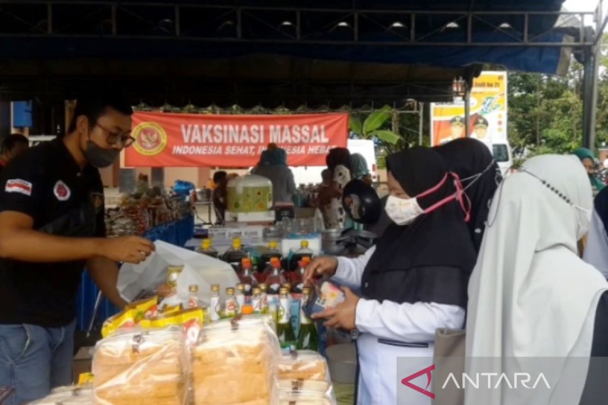 Vaksinasi massal BIN Kalsel kolaborasi pasar murah Disdag di HSS