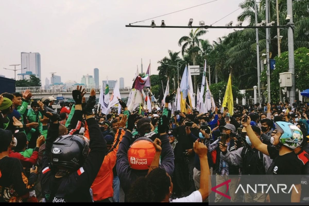 Ratusan ojol sambut ribuan mahasiswa di depan gedung DPR dengan teriakan 