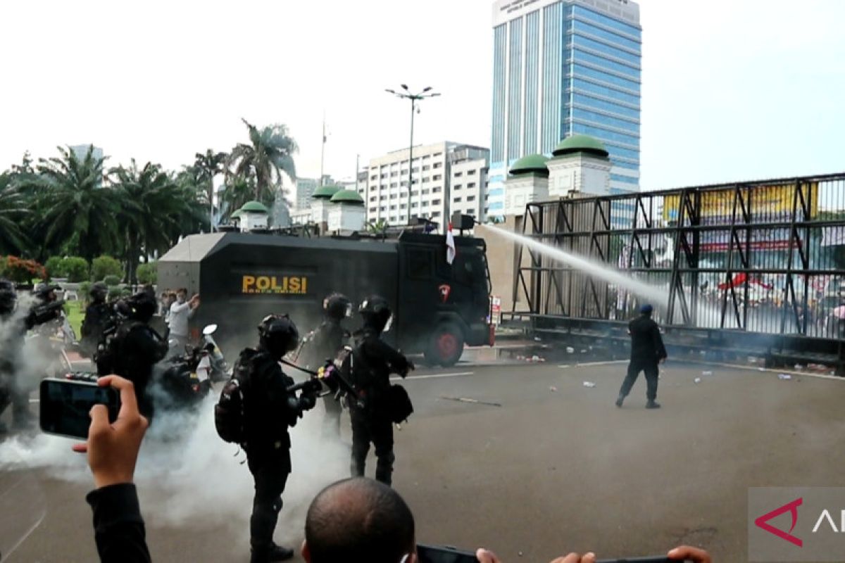 Polisi bubarkan demo mahasiswa ricuh dengan gas air mata