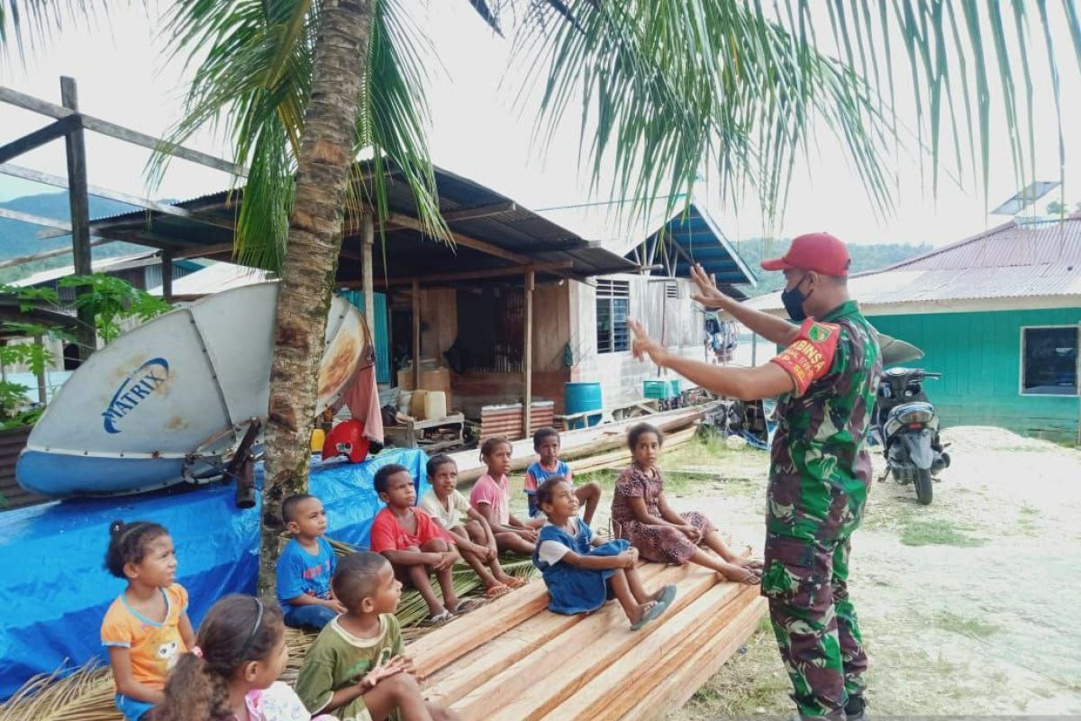 Babinsa Yapen ajak anak-anak Sarawandori belajar berhitung